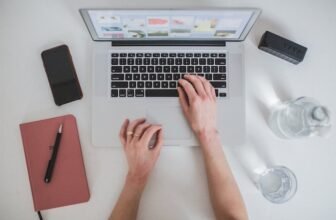 Pessoa escrevendo em um notebook