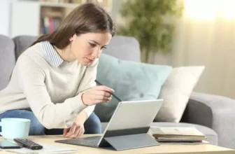 pessoa estudando pelo notebook