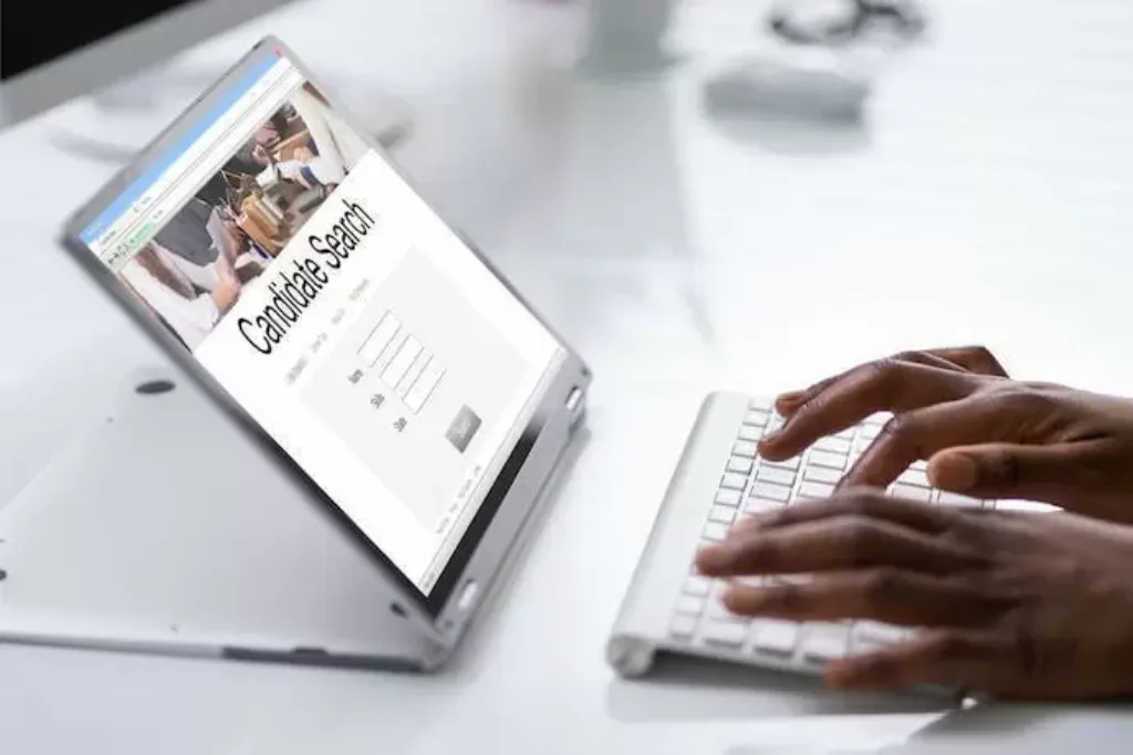 notebook com alguém mexendo