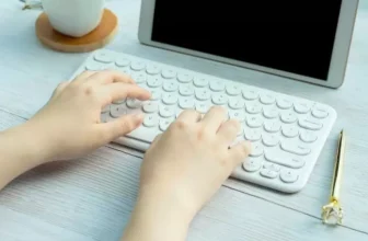 pessoa utilizando um teclado sem fio com um ipad