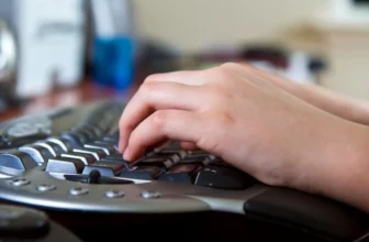 Pessoa digitando no teclado