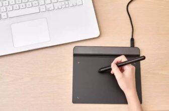 mulher usando mesa digitalizadora