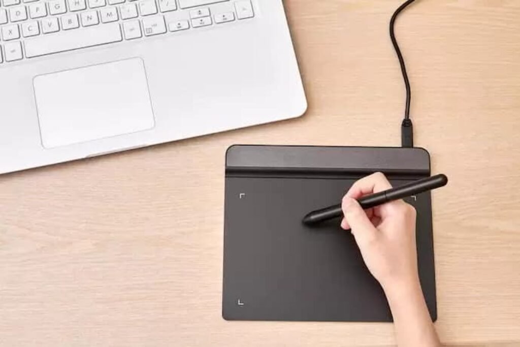 mulher usando mesa digitalizadora