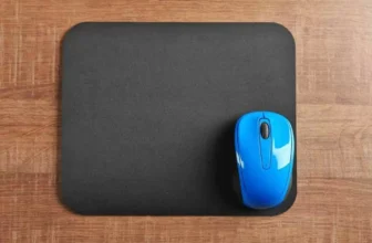Mouse pad com um mouse azul em cima.