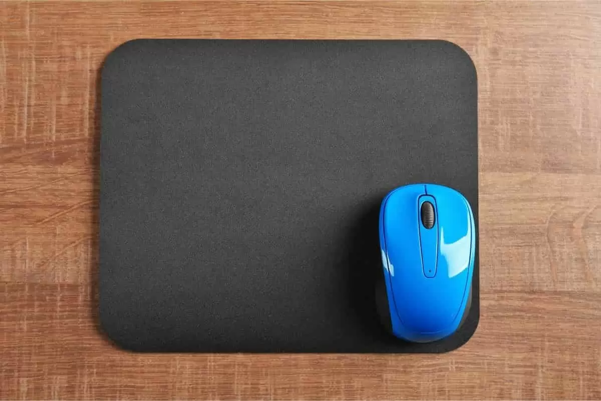 Mouse pad com um mouse azul em cima.
