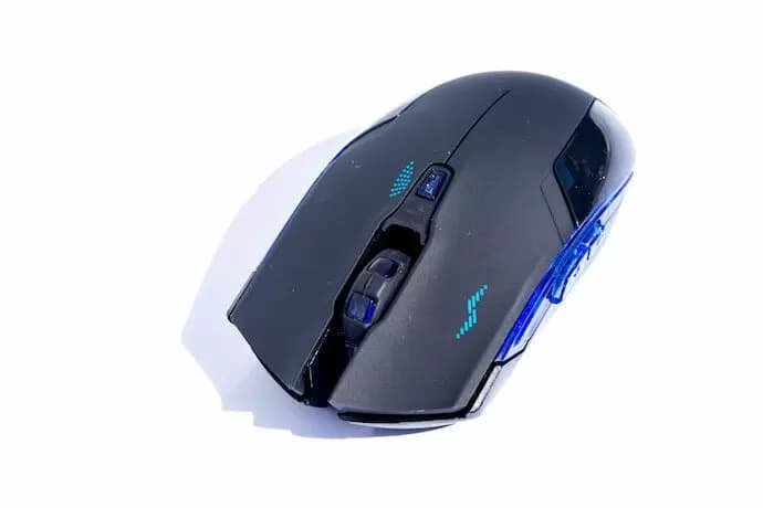Mouse ergonômico em fundo branco.