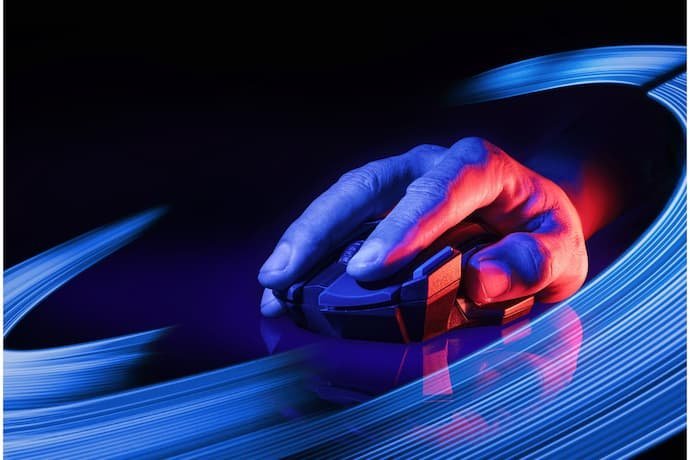 Mão de homem usando mouse razer.