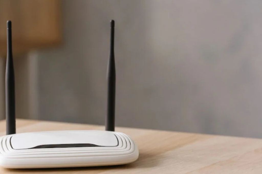 Um roteador Wi-fi em cima de uma mesa.