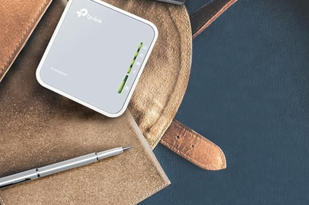 Um Access Point conectado em cima de uma mesa.