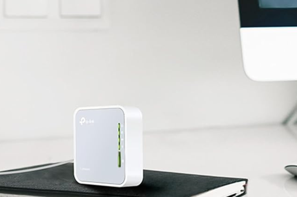 Um Access Point conectado em cima de uma mesa de escritório.