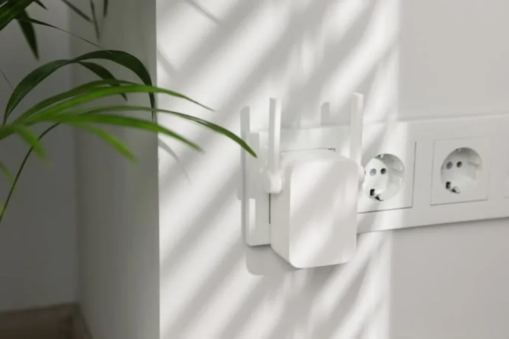 Repetidor de Wi-fi conectado em uma tomada.