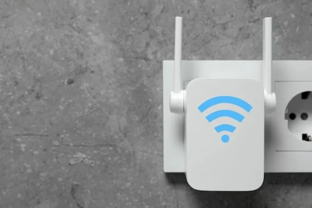 Um repetidor de sinal Wi-fi conectado como demonstração.