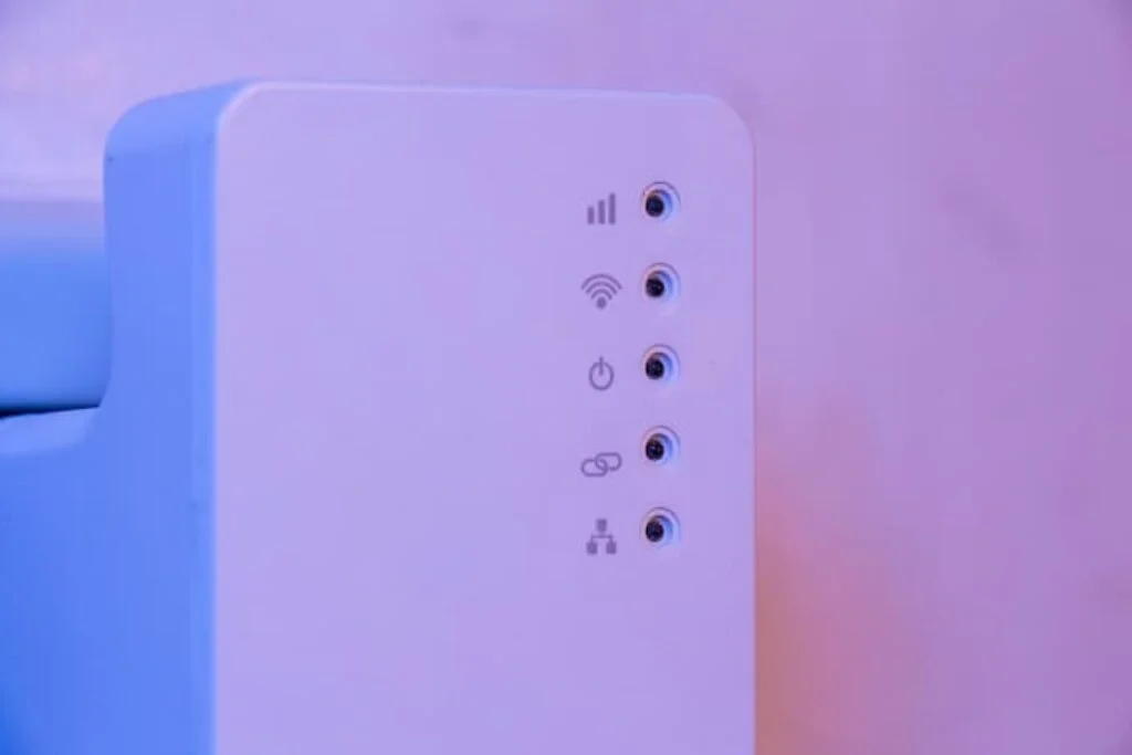 Um repetidor de sinal de Wi-fi com todos os seus sistemas em amostra.