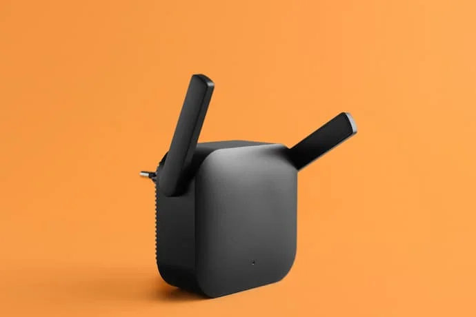 Um repetidor de sinal Wi-fi conectado na rede de energia para funcionar.