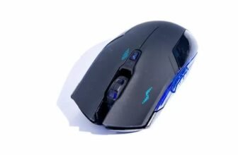 Mouse preto em um fundo branco.